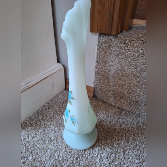 Vintage Fenton Handpainted/Signed 8" Bud Vase White Blue Floral - Picture 5 of 8
